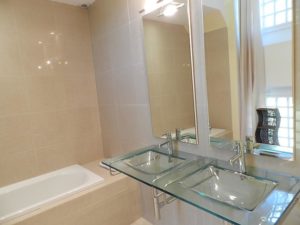 Le Manoir de Pleac Salle de bain grand gite (1)