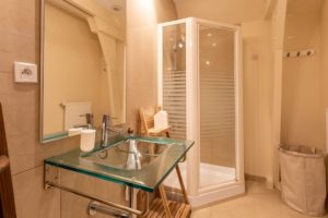 Le Manoir de Pleac media-SDB Suite Rouge Chene-023